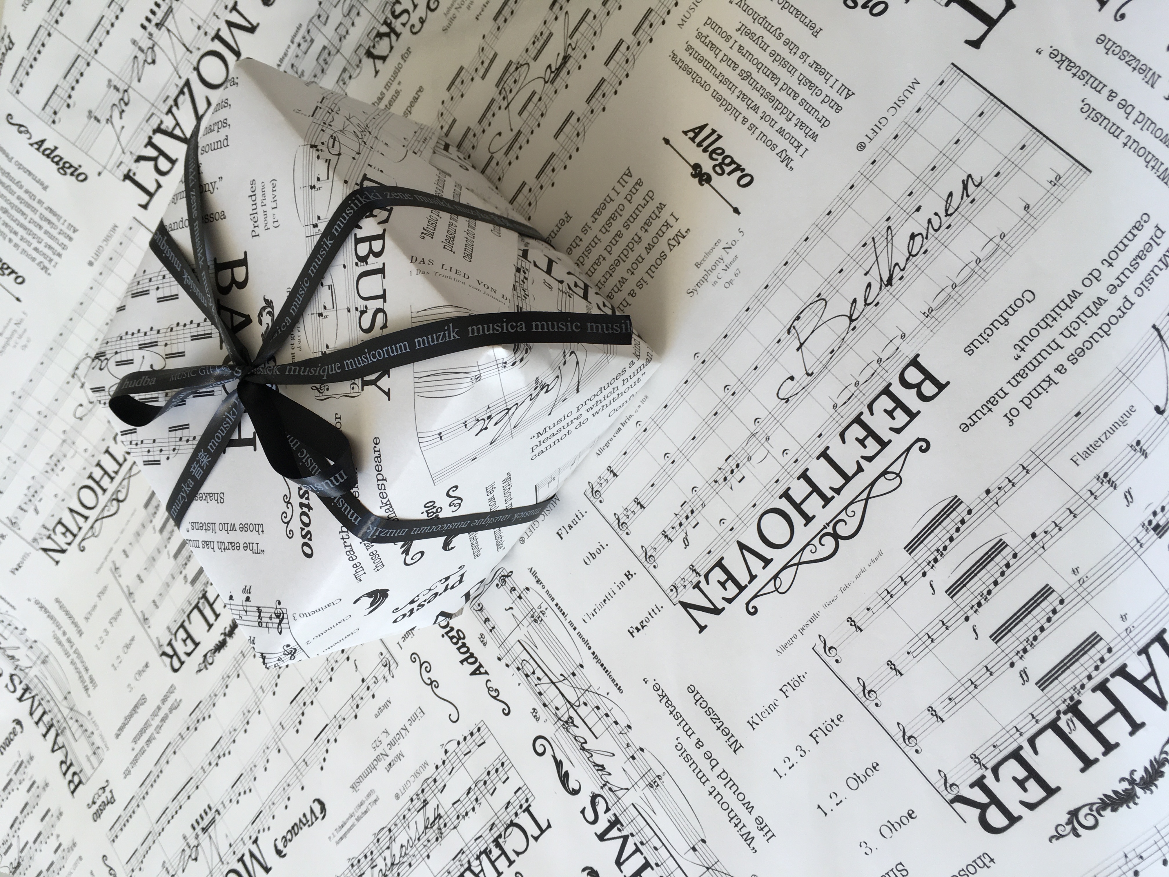 Anderes Coverbild Geschenkpapier Musikmotive 50 x 70 cm